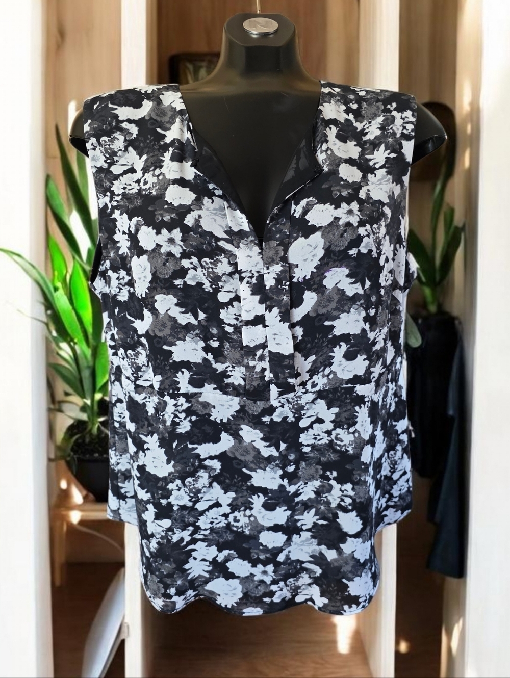 Dex Black & White Lightweight Floral Sleeveless V-Neck Top With Keyhole Back - Picture 1 of 13